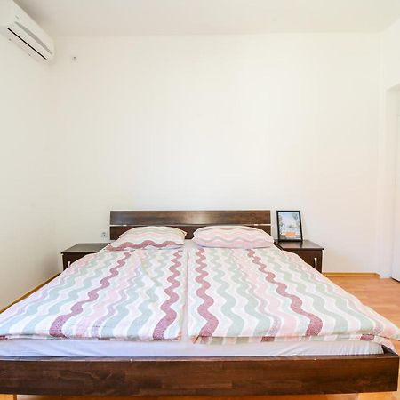 Apartment Guest House Leo Zara Esterno foto