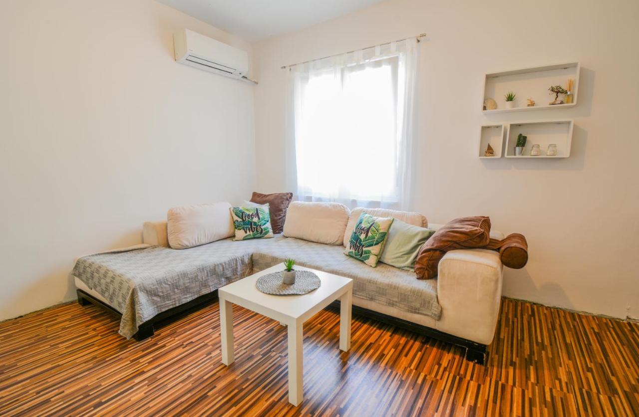 Apartment Guest House Leo Zara Esterno foto