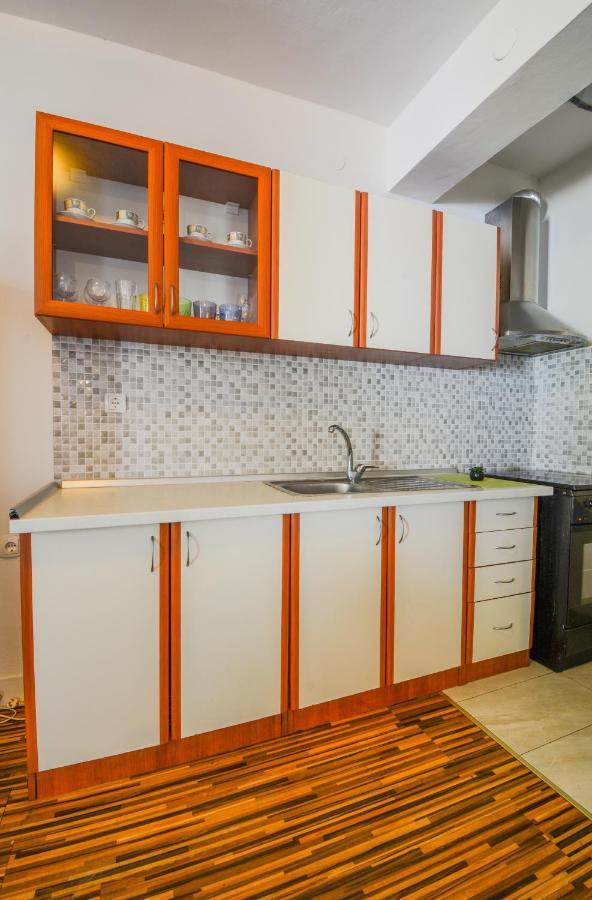Apartment Guest House Leo Zara Esterno foto