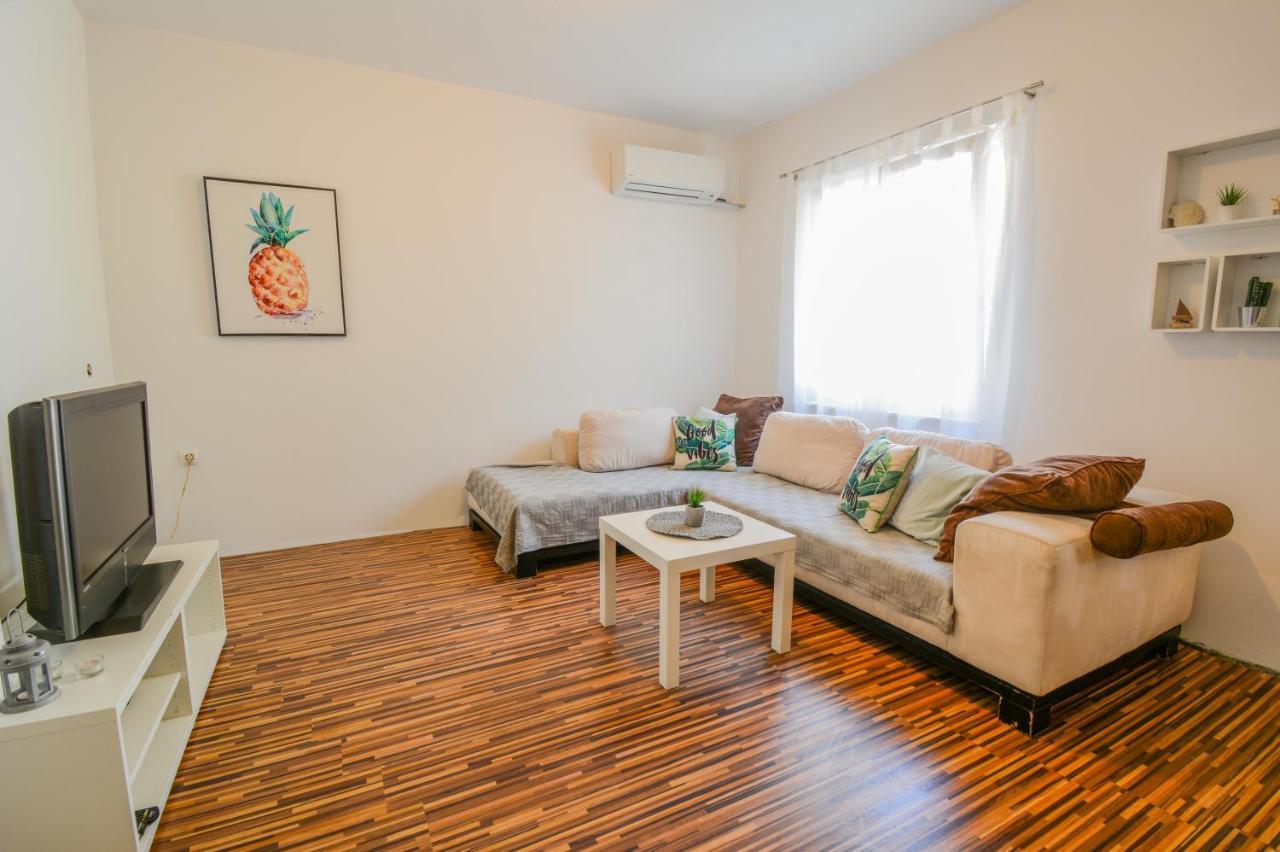 Apartment Guest House Leo Zara Esterno foto